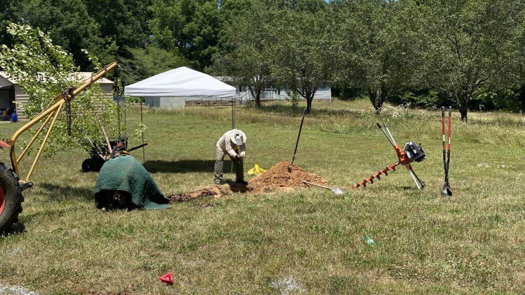 Digging the root ball hole